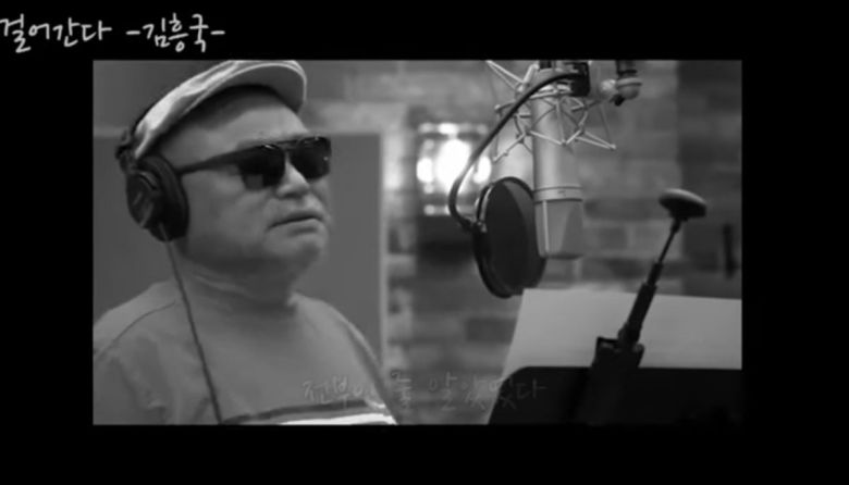 홍경민이 자신을 위해 만든 ‘걸어간다’를 녹음하고 있는 김흥국. ‘들이대 TV’