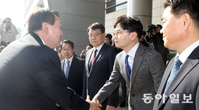 2020년 검찰총장 尹과 부산고검 차장검사 韓 한동훈 전 법무부 장관이 21일 국민의힘 비상대책위원장직을 수락하고  법무부 장관직을 내려놨다. 윤석열 대통령의 최측근인 한 전 장관의 등판에 국민의힘 내부에서는 기대와 우려가 교차했다. 사진은  2020년 2월 검찰총장이던 윤 대통령이 부산고등·지방검찰청을 찾아 당시 부산고검 차장검사이던 한 전 장관과 악수하는 모습.  동아일보DB