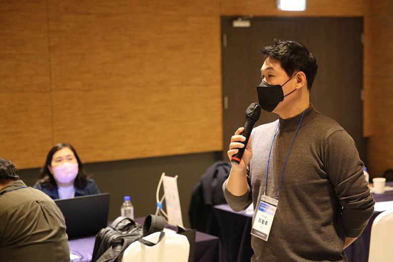 이창주 대표가 부산창조경제혁신센터가 주관한 투자상담회에서 질의응답을 받고 있다 / 출처=히어로웍스