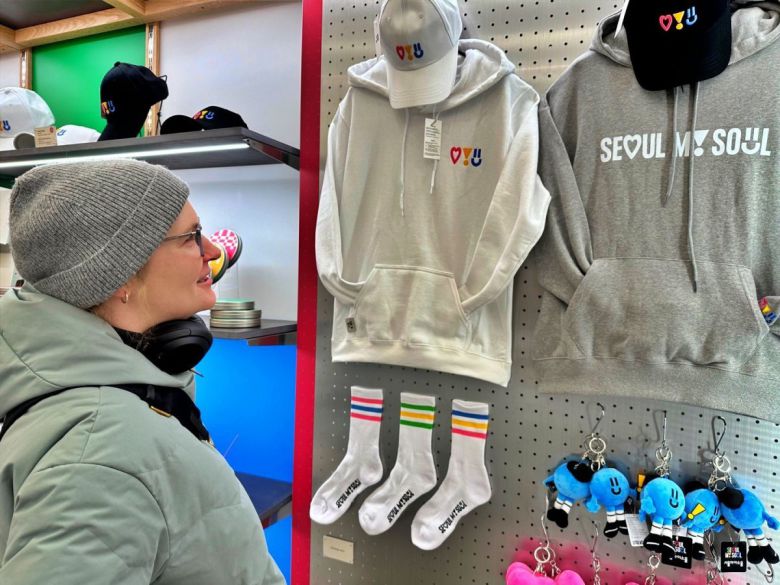 서울 굿즈를 살펴보는 니나(Nina) 씨 / 출처=IT동아