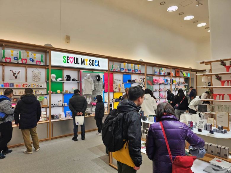 서울 굿즈 판매 현장 / 출처=IT동아
