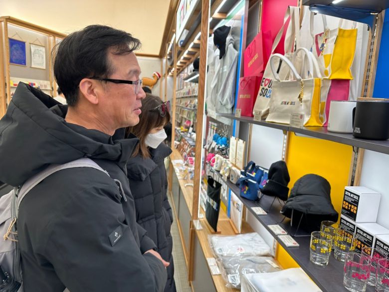 서울 굿즈를 살펴보는 최용진, 윤현실 씨 / 출처=IT동아