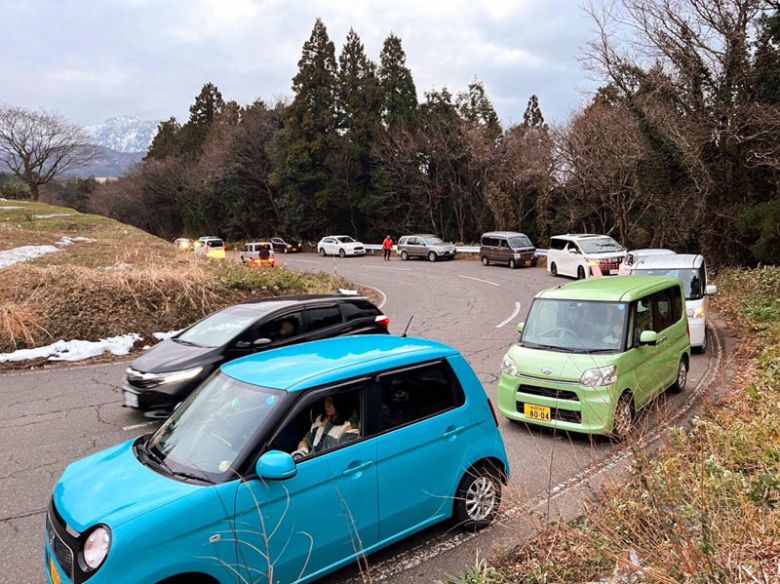 고지대로 대피한 차량들. 아사히신문 제공
