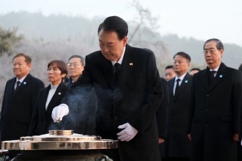 윤석열 대통령이 새해 첫날인 1일 서울 동작구 국립서울현충원을 찾아 현충탑에서 순국선열 및 호국영령들에게 분향하고 있다. 대통령실사진기자단