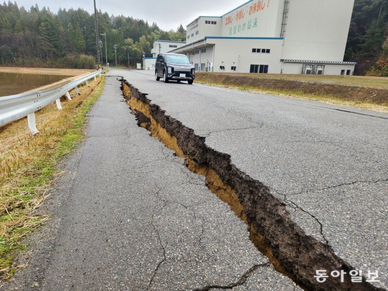 3일 일본 이시카와현 아나미즈정에서 한 자동차가 지진으로 쩍 갈라진 도로를 지나가고 있다. 아나미즈=이상훈 특파원 sanghun@donga.com