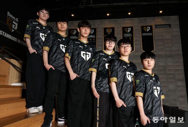 지난해 12월 19일 e스포츠 프로구단인 ‘젠지e스포츠’의 서울 강남구 사옥에서 챌린저스(2군) 선수들이 포즈를 취하고 있다.  젠지 아카데미 출신인 이들은 이달 중순 개최 예정인 2024 리그오브레전드 챔피언스 코리아 챌린저스 리그 출전을 앞두고 있다.  이한결 기자 always@donga.com