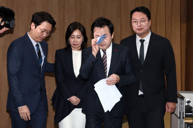 김용남 전 국민의힘 의원(오른쪽 두 번째)이 12일 오전 서울 여의도 국회 소통관에서 탈당 및 개혁신당(가칭) 입당 기자회견을 마친 뒤 회견장을 나서고 있다. 오른쪽부터 개혁신당 천하람, 김 전 의원, 허은아, 이기인 공동 창당준비위원장. 뉴스1