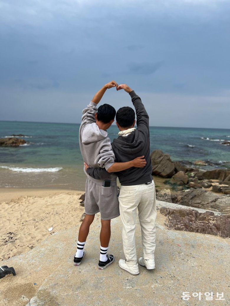 ‘즐겁게 노래만 할 수 있게 욕심은 내려놓고 같이 간다, 끝까지’. 보통 우정이라면 약속할 수 없는 일이다. 진시몬 인스타그램