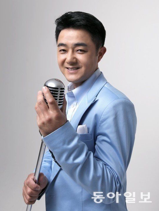 트로트로 전향하는 시점의 진시몬. 몬 엔터테인먼트 제공