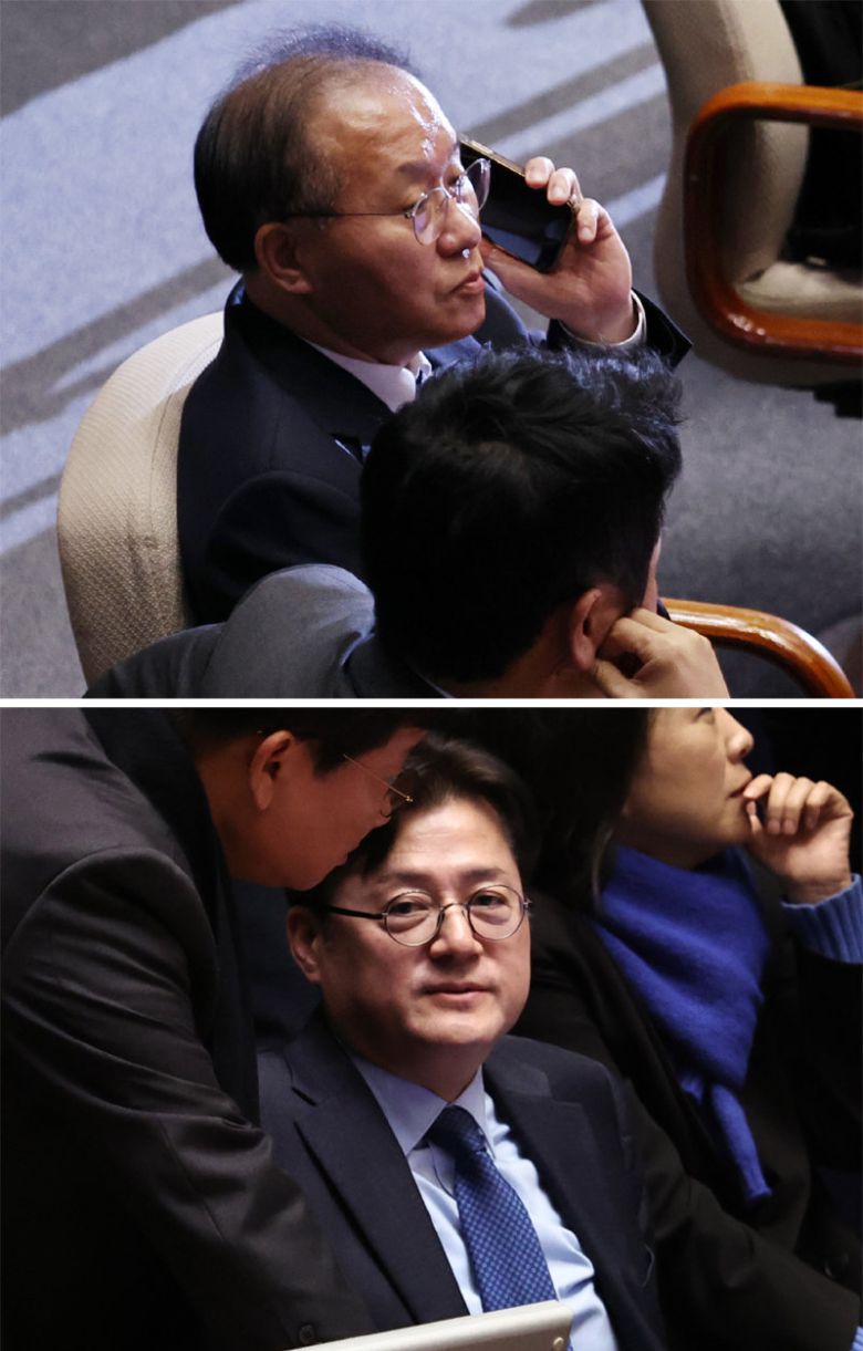 국민의힘 윤재옥 원내대표(위쪽 사진)가 1일 50인 미만 사업장에 대한 중대재해처벌법 적용을 2년 유예하기 위한 여야 협상이  무산된 뒤 국회 본회의에서 통화하고 있다. 오른쪽 사진은 본회의장에서 더불어민주당 홍익표 원내대표가 동료 의원과 대화하는 모습. 윤  원내대표는 이날 본회의에서 이관섭 대통령비서실장에게 전화를 거는 장면이 포착된 데 대해 “(협상 결렬) 상황을 공유하기 위해  전화를 걸었는데 통화가 안 됐다”고 말했다. 뉴스1