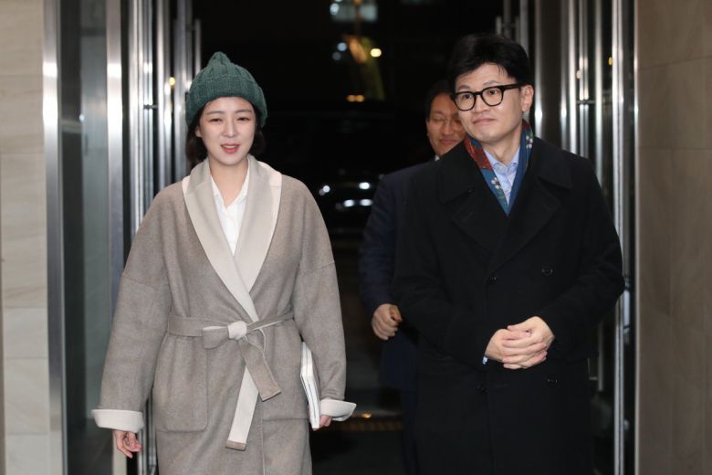 배현진, 피습 8일 만에 한동훈과 공개활동 국민의힘 한동훈 비상대책위원장과 배현진 의원이 2일 오후 서울 송파구  송파책박물관에서 열린 송파을 당원협의회 주최 ‘2024 설날맞이 희망콘서트’에 참석하고 있다. 배 의원은 지난달 25일 피습을  당한 이후 8일 만에 공개활동을 재개했다. 뉴스1