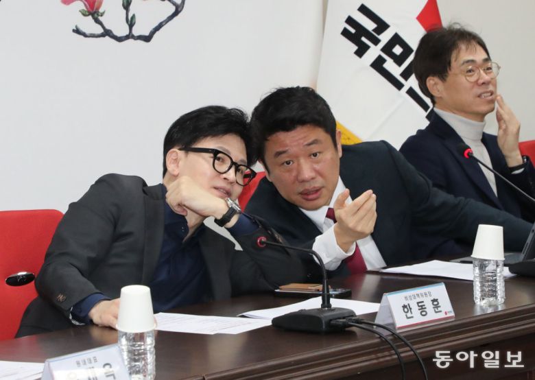 5일 오전 국민의힘 한동훈 비상대책위원장은 비상대책위원회의와 출근길 잇달아 이재명 더불어민주당 대표의 준연동형 비례제 발표에 “이건 민주주의가 아니다”라고 강하게 비판했다. 한 위원장은 5일 또 “우리가 4월 10일 선거에서 심판하지 못하면, 이재명 대표의 눈치를 계속 보고 살아야 하는 민주주의 파탄 심화가 지속될 것”이라고 밝혔다. 2024.2.5 이훈구 기자 ufo@donga.com