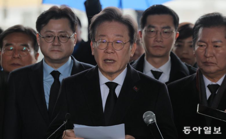 더불어민주당 이재명 대표가 5일 광주 북구 국립 5·18 민주묘지에서 긴급 기자회견을 하고 있다. 박영철 기자 skyblue@donga.com