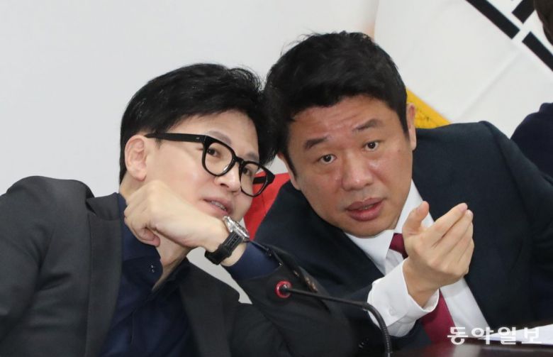 국민의힘 한동훈 비상대책위원장(왼쪽)이 5일 오전 당 비상대책회의에서 유의동 정책위의장과 대화를 나누고 있다. 한 위원장은 이날  회의에서 더불어민주당 이재명 대표가 준연동형 비례대표제를 유지하겠다고 밝힌 데 대해 “왜 5000만 국민이 이 대표 한 사람의  기분과 눈치를 봐야 하느냐”고 비판했다. 이훈구 기자 ufo@donga.com