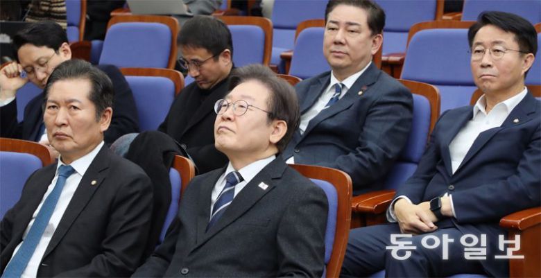 더불어민주당 이재명 대표(가운데)가 6일 오후 국회에서 열린 민주당 의원총회에 참석했다. 민주당은 이 대표가 전날 발표한 준연동형  비례대표제 유지와 비례대표를 위한 ‘통합형 비례정당’ 창당 방침을 만장일치로 추인했다. 이훈구 기자 ufo@donga.com