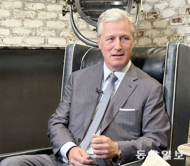 5일(현지 시간) 미국 워싱턴의 사무실에서 동아일보·채널A와 인터뷰하고 있는 로버트 오브라이언 전 백악관 국가안보보좌관.  그는 한국 일각의 ‘자체 핵무장론’과 관련해 “북한처럼 이란도 별다른 제재를 받지 않고 핵무기를 개발하는 것을 보면 나도 그런  주장에 공감하게 된다”고 말했다. 워싱턴=문병기 특파원 weappon@donga.com