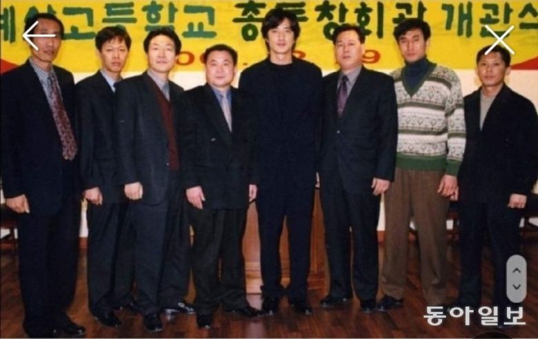 시골내기가 유명한 인기 배우가 됐다고 해서 어깨에 힘이 들어가고, 고향을 등지는 일은 없다. 예산은 정준호를 낳은 곳. 고향 일이라면 만사 제친다. 정준호 제공