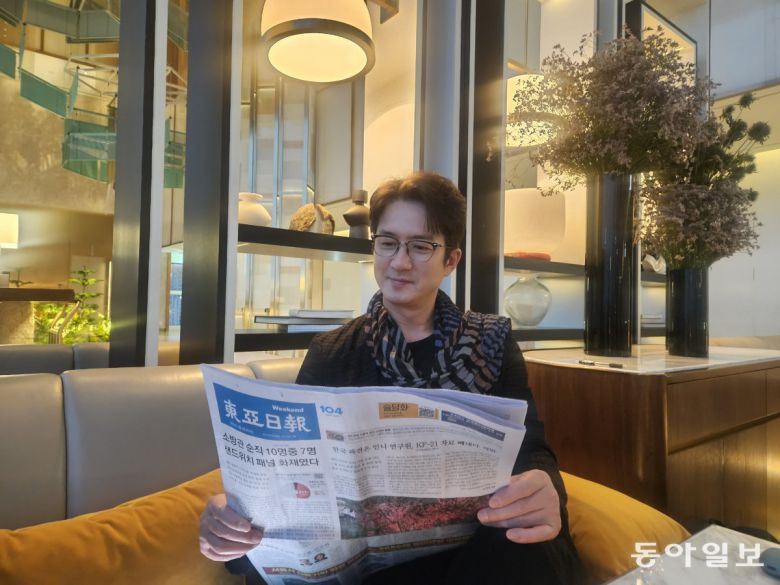 누구든 부탁하면 어디든 달려오는 의리의 사나이. 정준호 전주국제영화제 집행위원장은 하루도 사람을 만나지 않는 날이 없다. 아침마다 신문을 보며 인맥들의 동정을 체크한다는 그가 인터뷰 중에도 동아일보를 보며 이슈, 광고 등과 연관된 다양한 지인들을  떠올린다. 평생의 루틴이다. 유재영 기자 elegant@donga.com