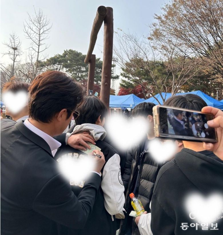 팬이 원하다면 어디든 간다. 팬은 곧 내 고객이다. 고객 서비스를 잘해야 한다.  시민들과 만날 수 있는 행사, 축제, 단체 등의 홍보대사는 가리지 않는다(위 사진). 아들 학교 바자회에도 참석해 사인해주고 있는 정 위원장. 정준호 제공