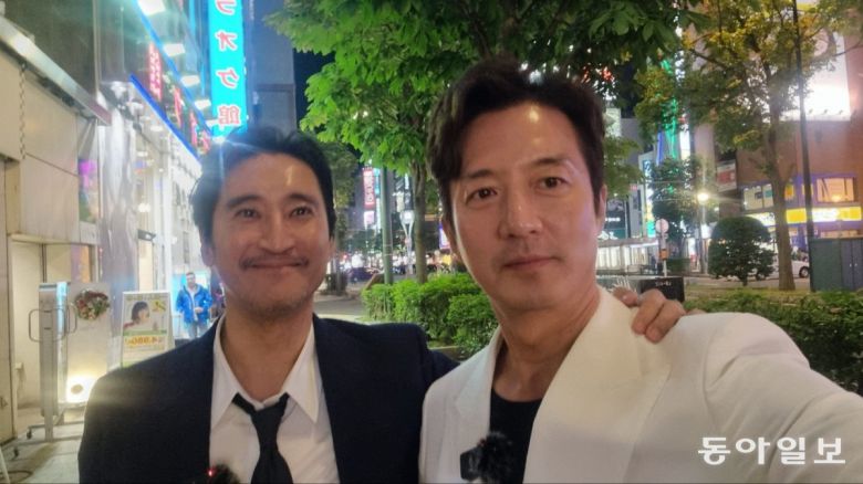 한 살 터울 형인 배우 신현준(왼쪽)과는 사는 스타일이 너무 달라 지금처럼 친해질 거라고는 전혀 생각 못했다는 정 위원장. 정준호 제공