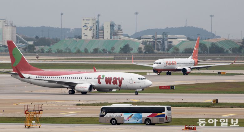 티웨이와 제주항공의 B737-800 항공기. 동아일보DB