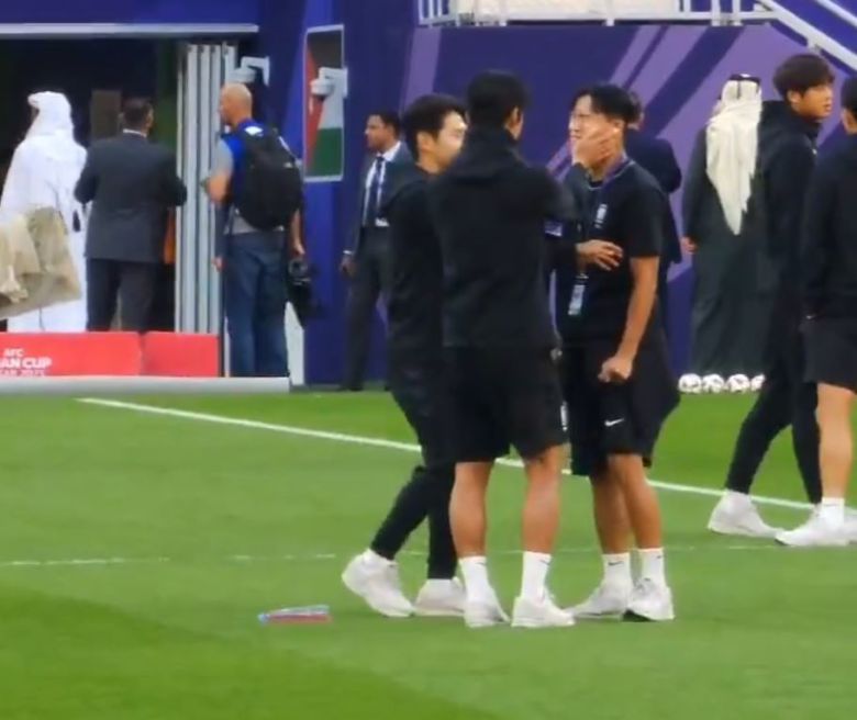 물병 세우기에 실패해 볼 딱밤을 맞는 정우영(슈투트가르트) 선수. @JLJ9595 X(트위터) 영상 캡처