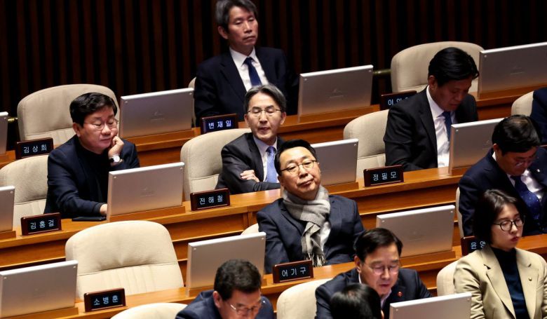 윤영찬, 전해철, 이인영 등 친문계 더불어민주당 의원들이 21일 오전 서울 여의도 국회에서 열린 본회의에 자리하고 있다. 2024.2.21/뉴스1