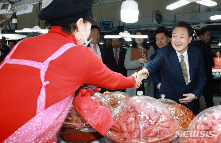윤석열 대통령이 22일 경남 창원 마산어시장을 방문해 젓갈 가게 상인과 인사하고 있다. 2024.02.22. 대통령실사진기자단