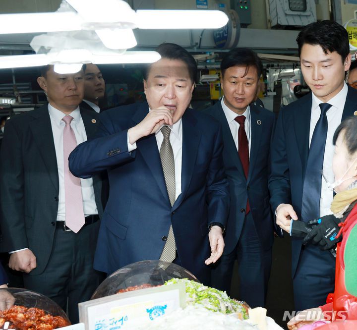 윤석열 대통령이 22일 경남 창원 마산어시장을 방문해 젓갈 가게에서 호래기(꼴뚜기)를 시식하고 있다. 2024.02.22. 대통령실사진기자단