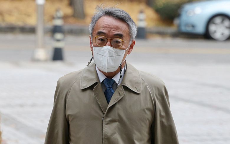 ‘사법행정권 남용’ 의혹으로 기소된 임종헌 전 법원행정처 차장이 27일 오전 서울 서초구 중앙지방법원에서 직권남용권리행사방해 등 혐의와 관련 1심 결심 공판에 출석하고 있다. (공동취재) 2023.11.27