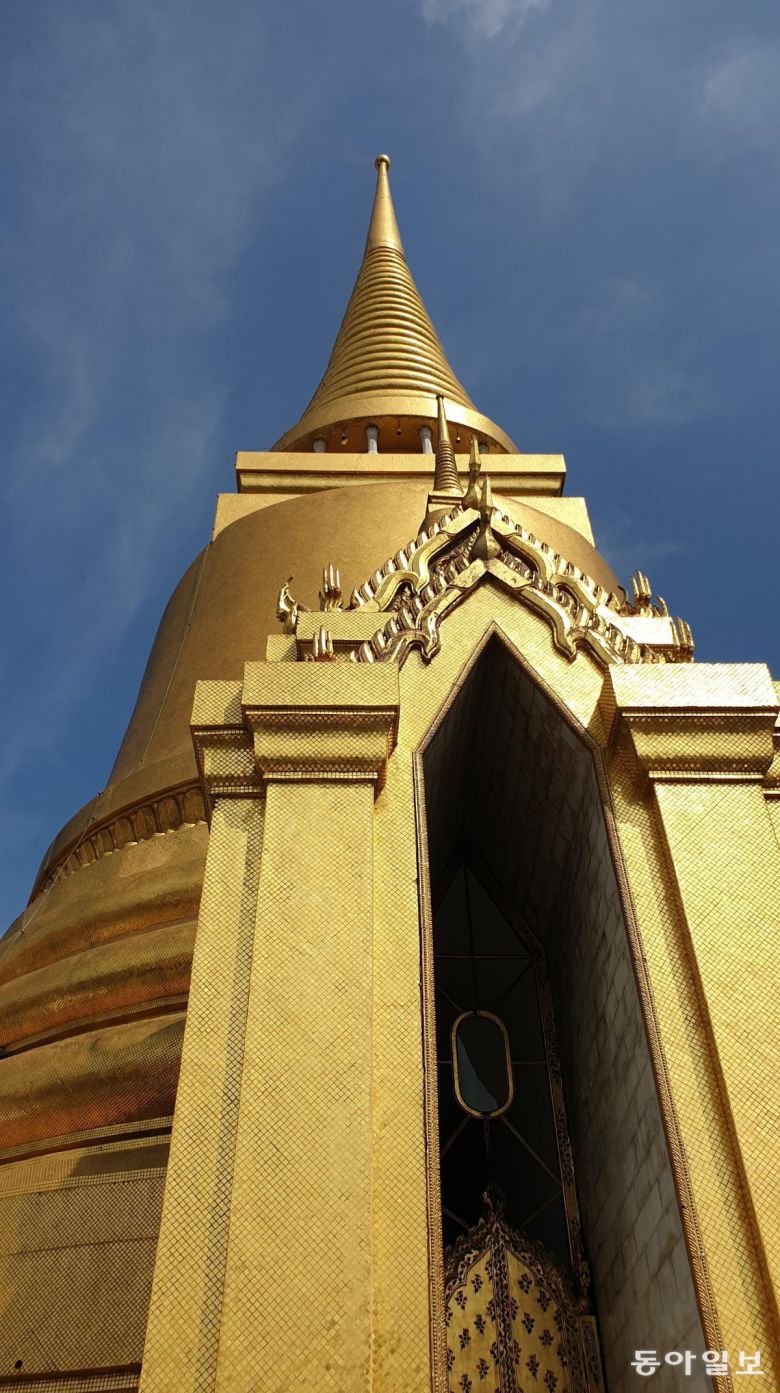 에메랄드 불상 사원 종 모양 사리탑.