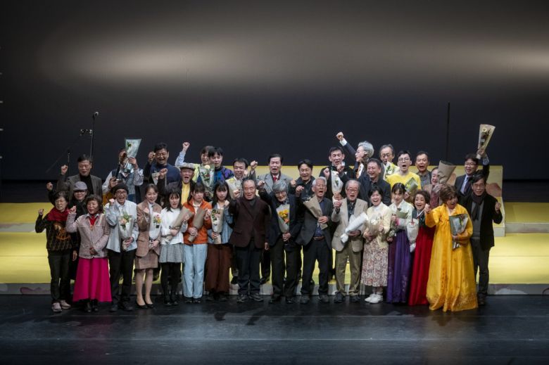 일제 강제 동원 피해와 인권 회복 운동의 과정을 담은 연극 ‘봉선화Ⅲ’에 참여한 일본인 배우와 제작진이 커튼콜을 하고 있다. 봉선화Ⅲ는 24일 광주 빛고을시민문화관 대공연장 600여 석을 가득 채운 가운데 성황리에 마무리됐다. 광주문화재단 제공