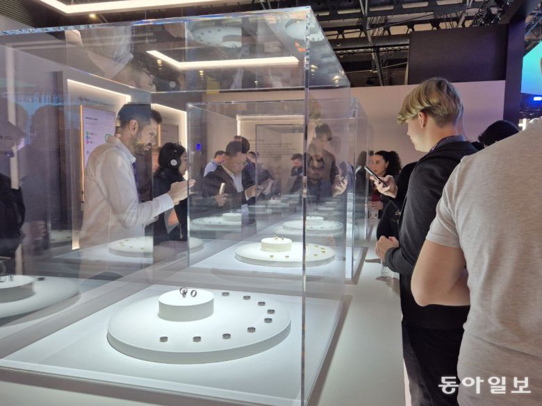 삼성전자는 26일(현지 시간) 스페인 바르셀로나에서 개막한 ‘모바일 월드 콩그레스(MWC) 2024’에서 생체 리듬을 탐지해 건강  정보를 파악할 수 있는 스마트반지 ‘갤럭시 링’의 실물을 처음으로 공개했다. 현장을 방문한 관람객들이 갤럭시 링의 모습을  촬영하고 있다. 바르셀로나=남혜정 기자 namduk2@donga.com