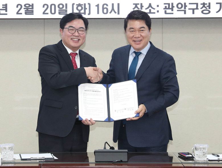 박준희 관악구청장(오른쪽)과 박일하 동작구청장이 공동자원순환센터 건립조합 설립 협약을 체결했다. 관악구 제공