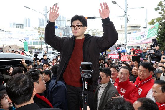 한동훈 국민의힘 비상대책위원장이 5일 오전 충북 청주시 육거리종합시장에서 지지자들에게 손 들어 인사하고 있다. (공동취재) 2024.3.5 뉴스1