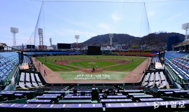 2024 프로야구 시범경기가 9일 시작된다. 정규시즌 개막(23일) 나흘 전인 19일까지 이어지는 이번 시범경기에서 가장 주목받는 스타는 단연 한화 류현진(작은 사진)이다. 위 사진은 한화 안방구장인 대전 한화생명이글스파크. 동아일보DB