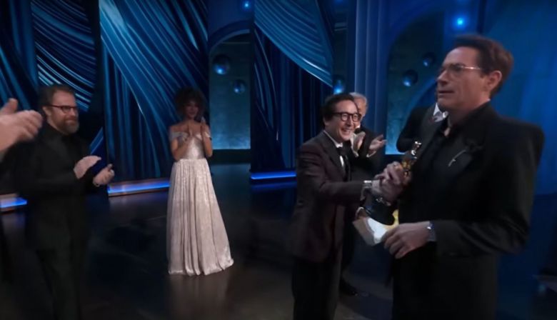 남우조연상을 받은 로버트 다우니 주니어(사진 오른쪽)가 전년도 수상자이자 베트남계 미국인인 키호이콴과 악수도 하지 않고 트로피만  건네받는 모습. 로스앤젤레스=AP 뉴시스·유튜브 캡처