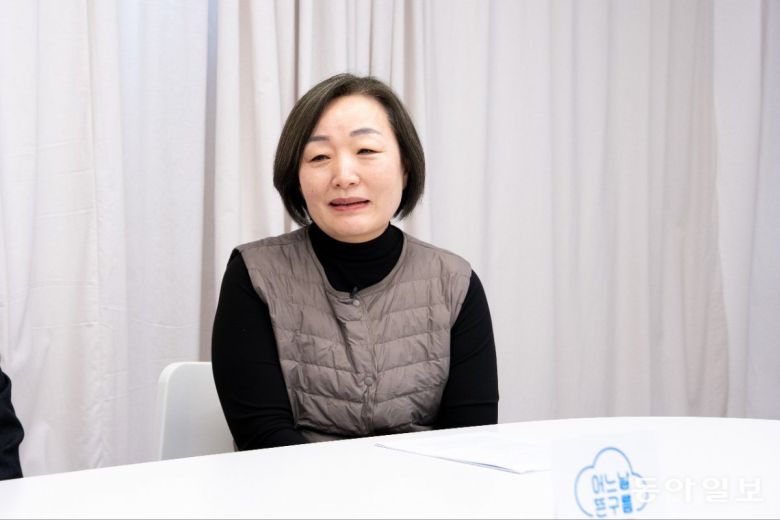 한국희귀·난치성질환연합회 김진아 사무국장(위 사진 맨 왼쪽)과 신경섬유종증 환아의 아버지 임수현 씨,  비정형용혈성요독증후군 환자 유복순 씨(아래사진)가 희귀질환 환자들의 건강보험 보장성 강화 및 인지도를 높이기 위한 방법에 대해  이야기를 나누고 있다. 이진한 기자 likeday@donga.com