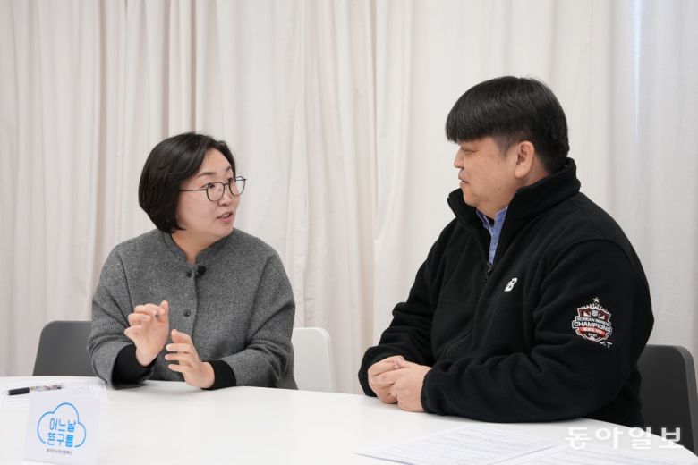 한국희귀·난치성질환연합회 김진아 사무국장(위 사진 맨 왼쪽)과 신경섬유종증 환아의 아버지 임수현 씨,  비정형용혈성요독증후군 환자 유복순 씨(아래사진)가 희귀질환 환자들의 건강보험 보장성 강화 및 인지도를 높이기 위한 방법에 대해  이야기를 나누고 있다. 이진한 기자 likeday@donga.com