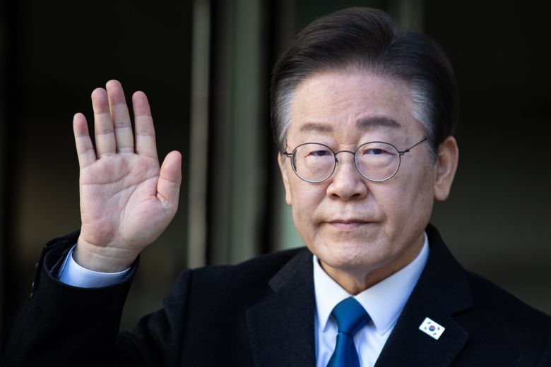 더불어민주당 이재명 대표가 8일 서울 서초구 중앙지법에서 열린 공판에 출석하며 지지자들을 향해 인사하고 있다. 뉴스1