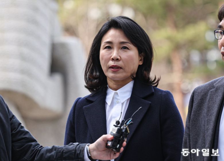 이재명 더불어민주당 대표의 배우자 김혜경 씨가 지난달 26일 오후 경기 수원시 영통구 수원지법에서 열린 첫 공판에 출석하고 있다. 이한결 기자 always@donga.com