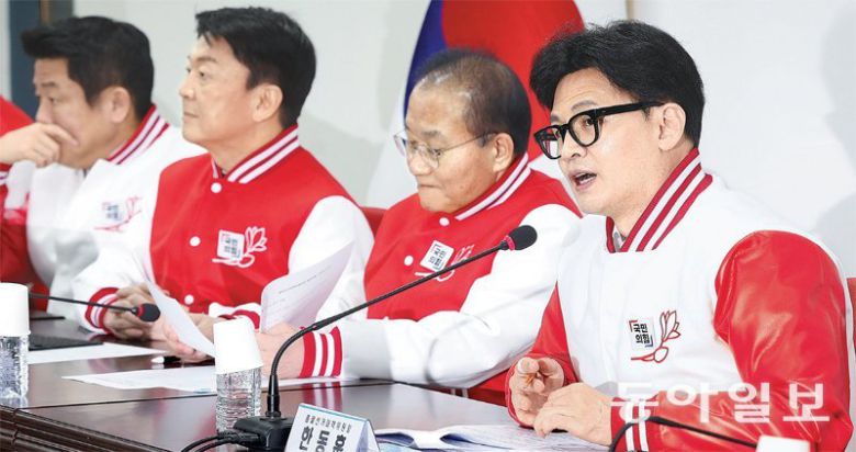 국민의힘 한동훈 비상대책위원장 겸 총괄선거대책위원장(오른쪽)이 18일 서울 여의도 중앙당사에서 열린 중앙선거대책위원회 회의에 참석해 발언하고 있다. 한 위원장은 이날 “당정 협의를 통해 물가 대책을 실효성 있게, 즉각 피부로 국민들이 느낄 수 있게 하겠다”고 말했다. 송은석 기자 silverstone@donga.com