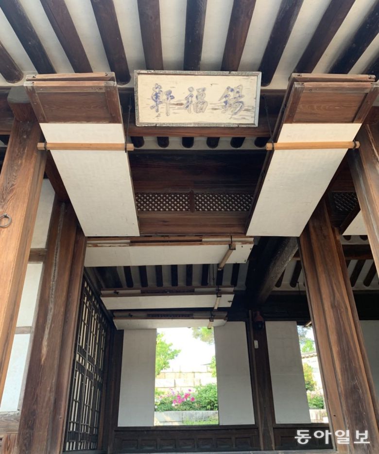 경빈 김씨의 처소였던 석복헌에서 보는 화계. 5월이 되면 모란과 작약이 탐스럽게 피어난다.