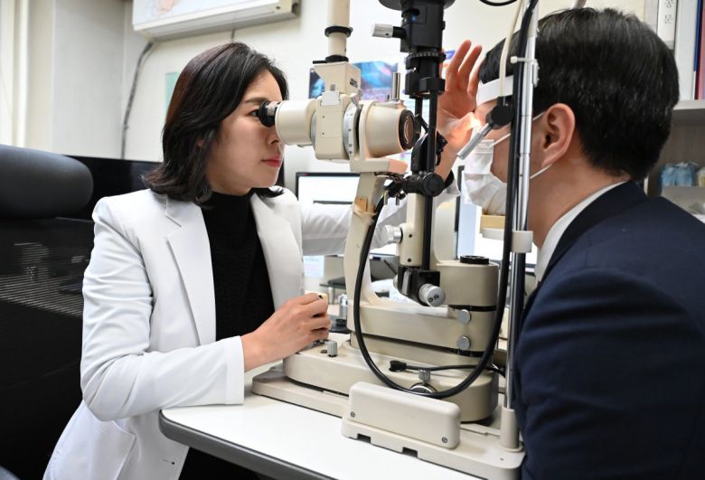 김유정 한양대병원 안과 교수(왼쪽)가 환자의 눈꺼풀 부위 염증을 살펴보고 있다. 한양대병원 제공