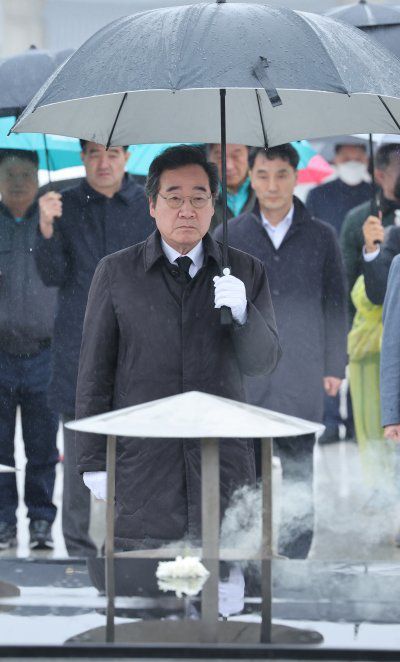 이낙연 새로운미래 공동대표가 28일 광주 북구 운정동 국립 5.18민주묘지에서 헌화 분향하고 있다.2024.3.28.뉴스1