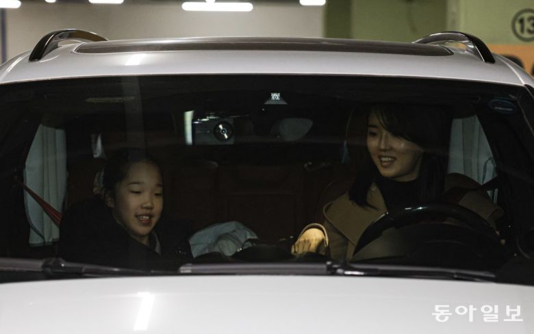 ① 빙상장 도착 수빈이는 매일 오전 4시면 인천 송도 집을 나서 엄마가 운전하는 차를 타고 40km 떨어진 경기 과천시민회관 빙상장에 출근한다. 인천·과천=이한결 기자 always@donga.com·임보미 기자