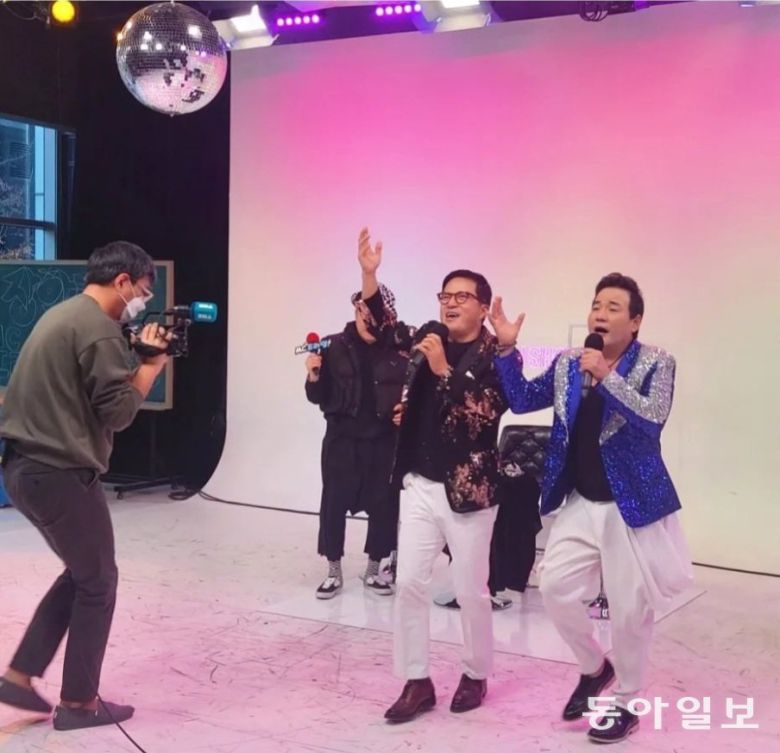 사업 실패로 오갈 데 없는 노숙자가 된 이병철(오른쪽)을 무작정 자기 집으로 데려온 조영구(왼쪽). 이병철에게 조영구는 평생의 은인이다. 그래서 조영구가 부르면 만사 제쳐놓고 어디든지 달려간다. 유튜브 캡쳐.