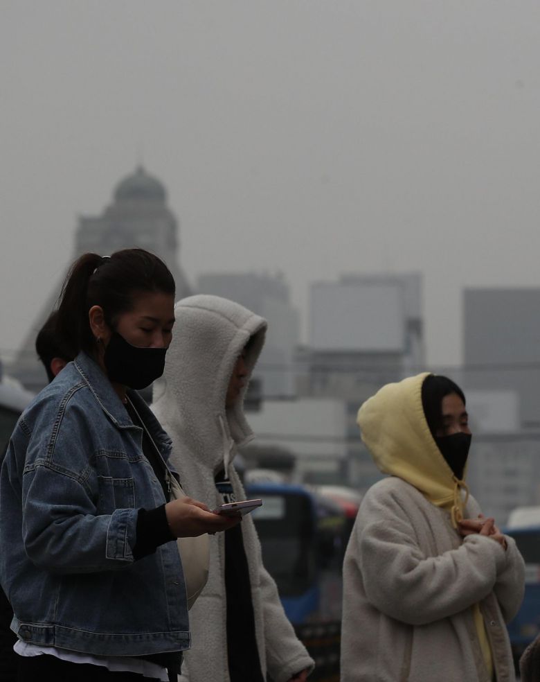 주말 외출땐 마스크 꼭 쓰세요 중국에서 발생한 올해 ‘최악의 황사’가 한반도를 덮친 29일 서울 종로구 광장시장 인근에서 시민들이 마스크를 쓴 채 길을 건너고  있다. 이날 오전 서울의 미세먼지(PM10) 농도는 ‘매우 나쁨’ 기준의 3.5배인 ㎥당 536㎍까지 치솟았다. 30일에도 전국  미세먼지 농도는 ‘나쁨’ 상태가 이어질 전망이다. 변영욱 기자 cut@donga.com