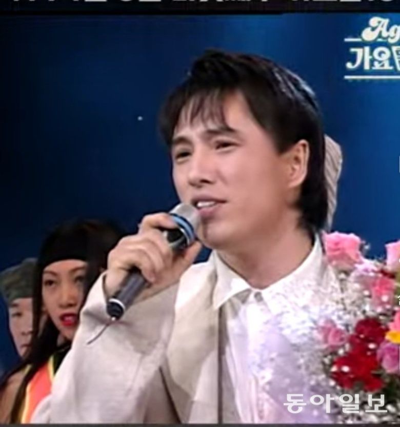 1994년 인기 드라마 ‘마지막 승부’의 타이틀곡을 불러 지상파 가요 프로그램 1위를 휩쓸었던 김민교. KBS 가요 톱텐에서는 5주 연속 1위를 차지하며 골든컵을 수상했다. 유튜브 캡쳐.