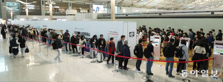 제22대 총선 사전투표 첫날인 5일 오전 인천공항 제1터미널 사전투표소를 찾은 여행객들이 투표권을 행사하기 위해 길게 줄지어 순서를 기다리고 있다. 신원건 기자 laputa@donga.com